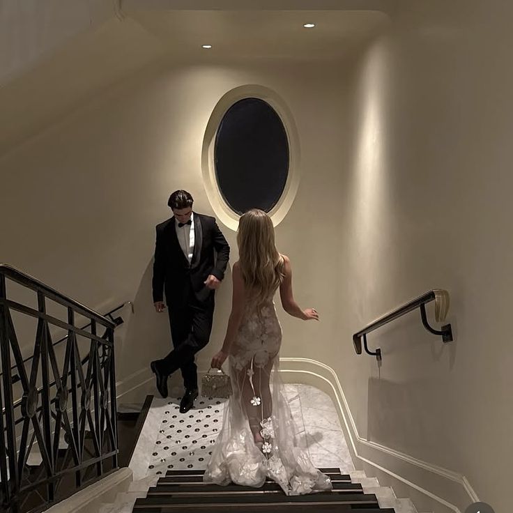 "Moja przyjaciółka wychodzi za Włocha, a ja myślę tylko o tym, że nie będę mogła w pełni cieszyć się jej szczęściem.
Przez pieprzonego Adama Blackforda."

#włoskiekomplikacje 
wattpad.com/1606779554-wło…