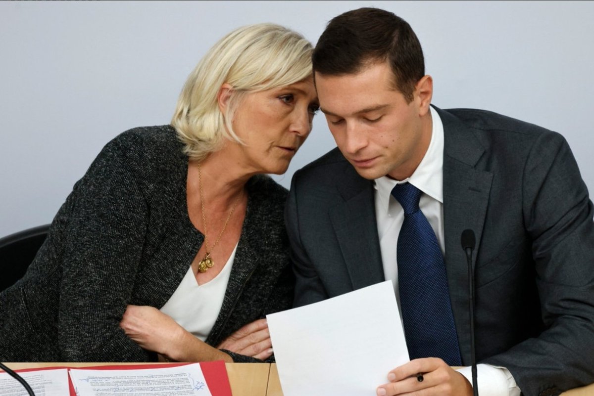 Nini_MacBright's tweet image. - Tu verras, c’est pas compliqué : tu promets tout ce que les gens veulent, et tu détournes tout le pognon que tu peux. C’est ce que Papa m’a appris