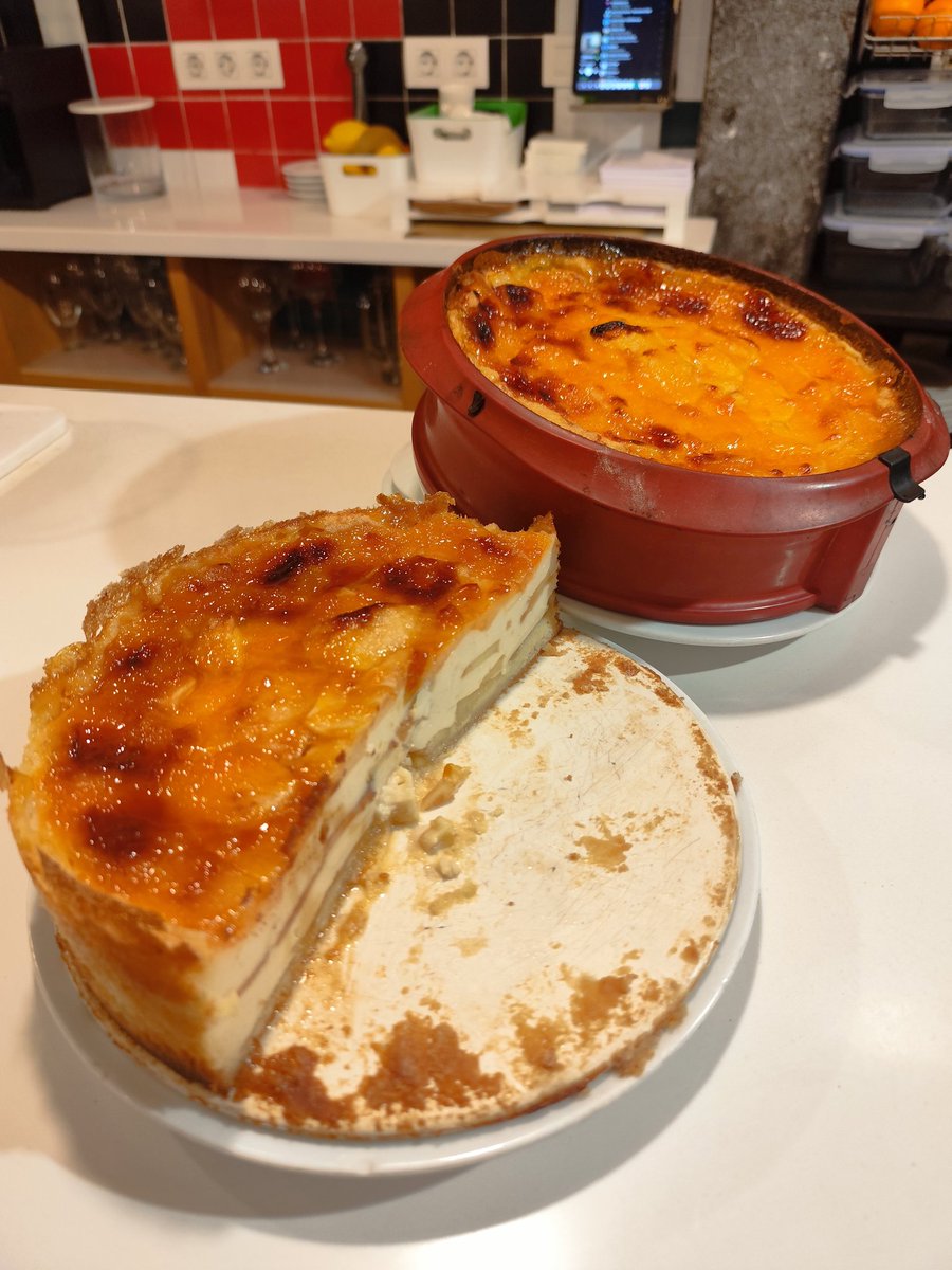 MiguelBayn1's tweet photo. En El Patio del Olivo no acaban una y ya tienen preparada otra maravillosa tarta de manzana ( de temporada, reinosa). Calidad y simpatía, que se agradece en estos tiempos. Tienen muchas más, y todas muy ricas.
#Valladolid #3febrero #tartas #postres https://t.co/koPgoKtYtJ