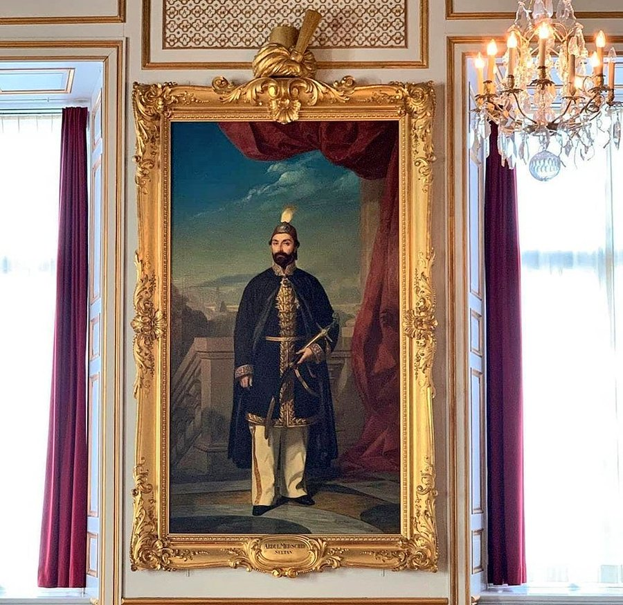 Sultan Abdülmecid döneminde açılan öğretmen okulunun nizamnamesinden:
~Nitelikli öğretmen yetiştirilebilmesi için okula az sayıda öğrenci alınacaktır.
~Kendilerini yalnızca derslerine verebilmeleri için öğrencilerin bursları dolgun olacaktır.
~Mezunlar göreve atanıncaya kadar