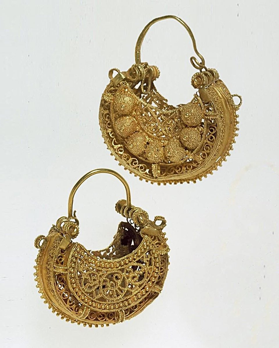 AlmanacAntiques's tweet photo. #Jewelry #deisgn during the #FatmidEra during the #10thcentury, featured open #Scurves and #arabesques crafted in #gold. Learn more at https://t.co/yRzyKVRAUA https://t.co/fYLb2z4fMA