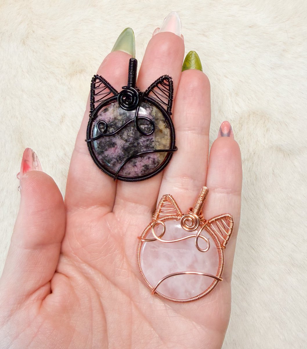 rhodonite &amp; rose quartz kitty pendants 🐱🩷

“dreaming of love” collection coming to my shop Thursday 2/05 at 8pm eastern time 💘