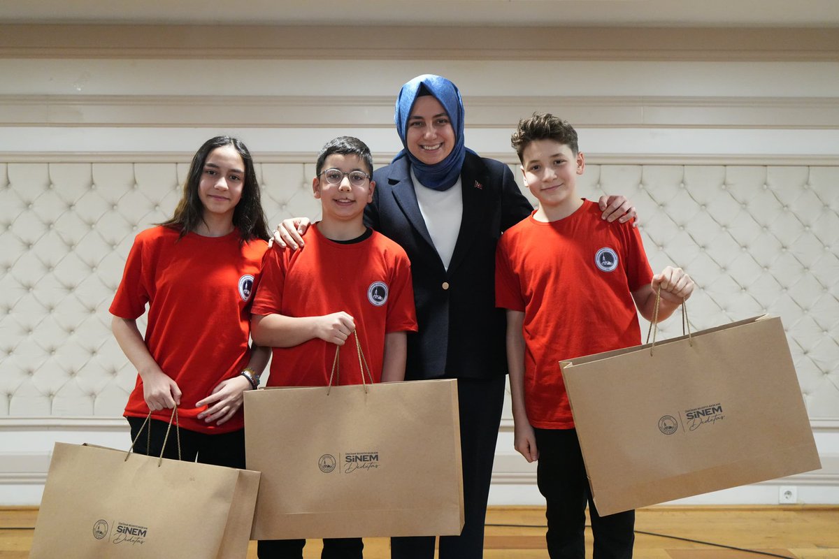 uskudarbldsporr's tweet photo. Üsküdar Belediye Spor Kulübü olarak başarılı yüzme sporcularımızla bir araya geldik. Azimleri, disiplinleri ve verdikleri emekle bizlere büyük bir gurur yaşatan sporcularımızı yürekten tebrik ediyoruz.
Sağlık için SPOR 
SPOR için ÜSKÜDAR

@sdedetas @AmineCansuKaba https://t.co/A5YMQMEYOz