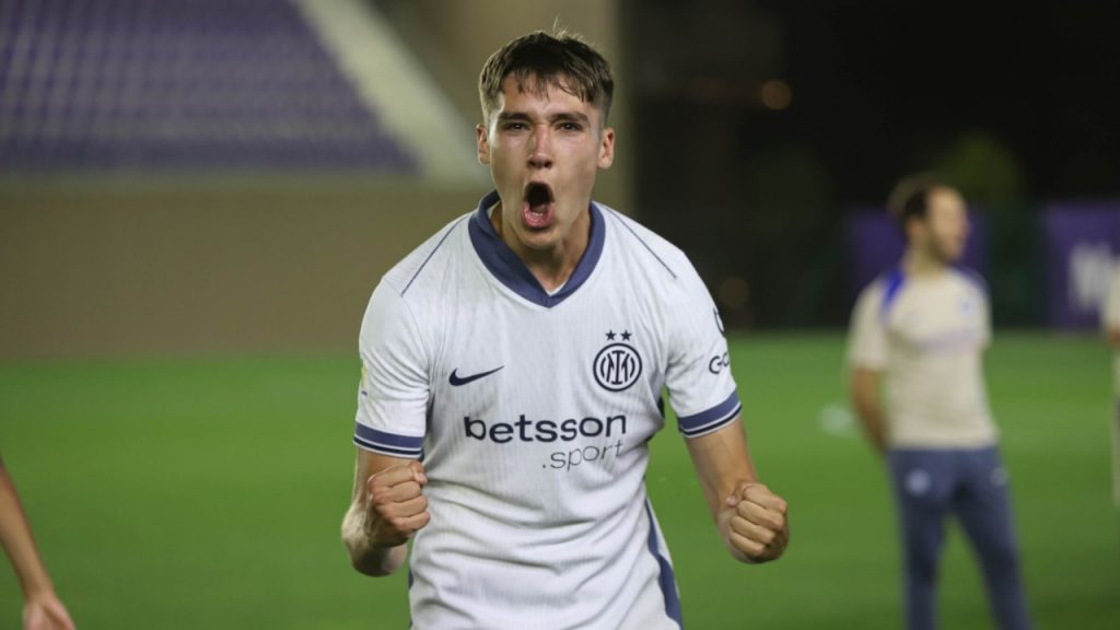 matteoorizzi's tweet photo. Classe 2005, con l'#Inter fin dall'Under 17: Leonardo #Bovo potrebbe partire dal primo minuto contro il #Torino in #CoppaItalia . Qui l'identikit del centrocampista

@InterUnder23 
@Inter_Scout 

https://t.co/ZD75fFCgyo https://t.co/LjNkc3UR4u