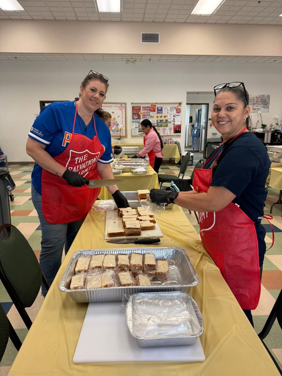 SalArmySocal's tweet photo. Huge shoutout to the incredible volunteers at The Salvation Army Cathedral City! 💙

Today they’re preparing 4,000 sandwiches for this Saturday’s Tour de Palm Springs event.

This is what serving with heart looks like!

#TheSalvationArmy #CathedralCity #Volunteers https://t.co/QlI7DlhLf2