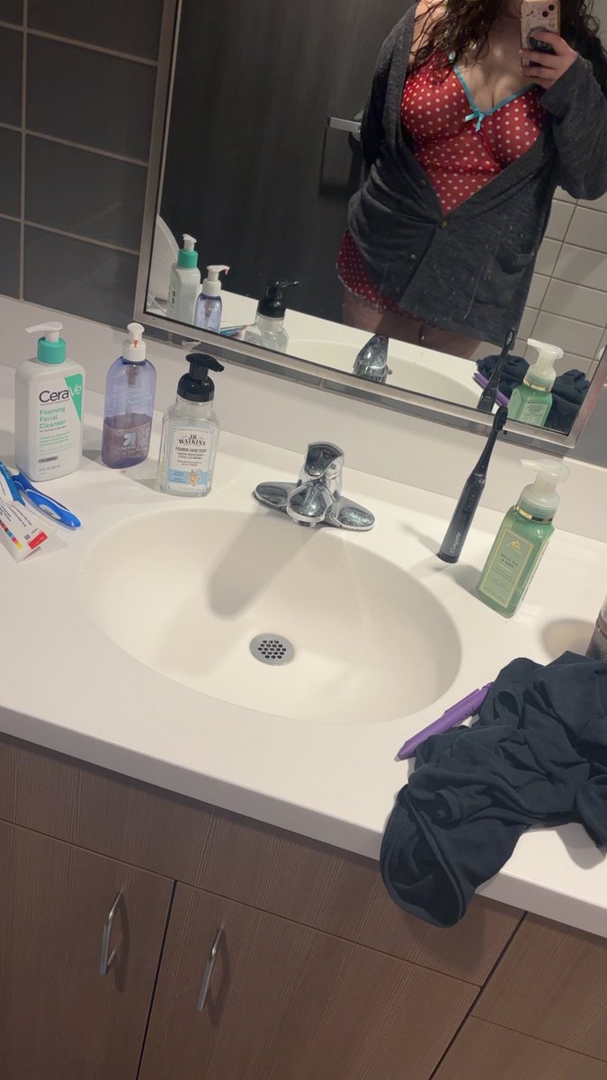fingoddess333's tweet photo. i deserve “your” money more anyway. you’re only useful serving me.🥱. #pretty findomme https://t.co/DZ7lrGfGut