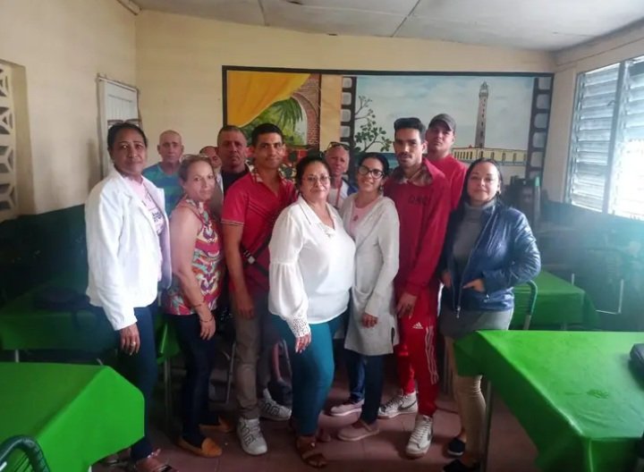 Se realiza el proceso de entrega y recepción del cargo de la UEB Thelmo Esperance. Se libera al Cuadro Pedro Esteban Hecharria Fuentes y asume la Dirección de la UEB el Cuadro Elsy Sara Ávila Cintra En nombre de la Directora General y el Consejo de Dirección, le desean éxitos.