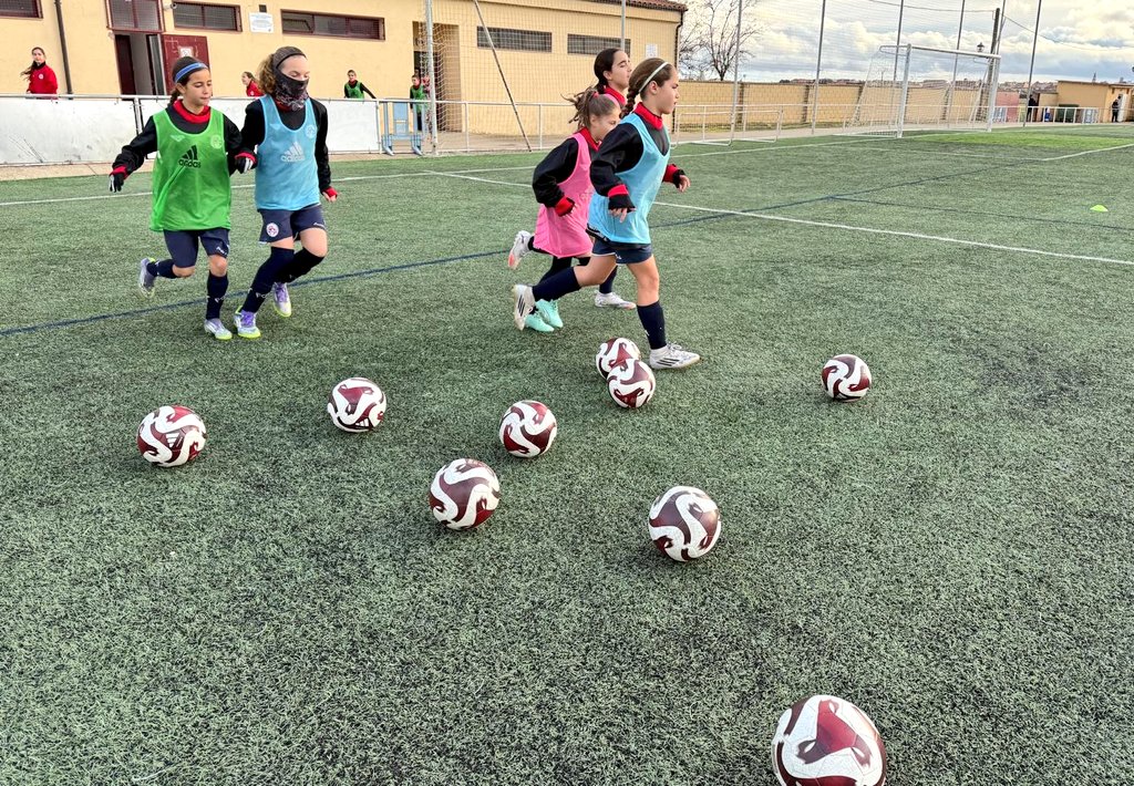 FCyLF's tweet image. SELECCIONES / @FCyLF 

¡ Nos encanta recibiros, Alevines ! Entrenamiento Sub12 Femenino ⚪️🔴 de la Selección #CYL  📸