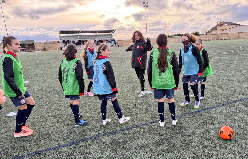 FCyLF's tweet image. SELECCIONES / @FCyLF 

¡ Nos encanta recibiros, Alevines ! Entrenamiento Sub12 Femenino ⚪️🔴 de la Selección #CYL  📸