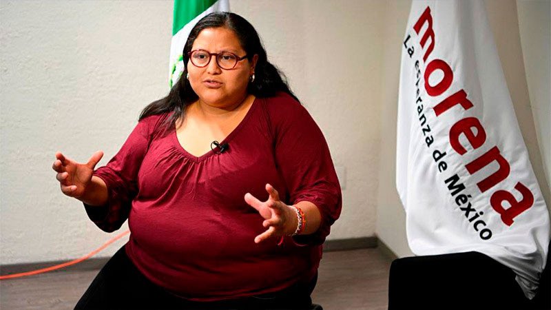 casaverde72's tweet photo. Morena no usa el feminismo porque le importe la mujer.

Lo usa porque es la herramienta política más barata, emocional y rentable que existe hoy en México.

El feminismo funciona como blindaje moral.
Si criticas a Morena, no eres oposición: eres machista.
Si señalas abusos legales, no estás pidiendo igualdad: odias a las mujeres.
Si preguntas por los derechos de los hombres: eres un peligro social.

Con una sola palabra cancelan cualquier debate.

Y aquí viene lo que incomoda:
la mayoría de los que votan por Morena son hombres.

¿Por qué?

Porque el feminismo institucional no castiga a las mujeres, castiga a los hombres…
y aun así los hombres no reaccionan.

¿Por qué un hombre votaría por un gobierno que:
 •reconoce legalmente más derechos a las mujeres que a él,
 • crea leyes penales asimétricas,
 • impulsa programas sociales exclusivos para mujeres,
 • criminaliza al hombre desde la narrativa (“potencial agresor”),
 • y jamás, ni por error, propone un Ministerio del Hombre, salud masculina, paternidad protegida o defensa legal masculina?

Porque Morena entendió algo brutal:

👉 El hombre mexicano promedio no se percibe como sujeto político.
Se percibe como culpable, prescindible o responsable de todo.

Morena no necesita convencerlo.
Solo necesita neutralizarlo emocionalmente.

¿Cómo lo hace?

 1. Culpa constante
El discurso es claro: si eres hombre, algo hiciste mal.
Aunque no sepas qué. Aunque no hayas hecho nada.
 2. Identidad diluida
El hombre no es un grupo con derechos.
Es un individuo aislado que “debe aguantar”.
 3. Asistencialismo simbólico
No le dan derechos, pero le dan migajas:
una beca, una ayuda, una promesa, una narrativa de “pueblo bueno”.
 4. Miedo al señalamiento
El hombre no vota con convicción, vota con miedo.
Miedo a ser señalado como violento, conservador, machista, retrógrada.
 5. Autoengaño moral
“Si apoyo esto, soy bueno.”
Aunque el sistema me joda, al menos no soy el villano.

Morena entendió que el hombre no se rebela cuando pierde derechos,
se rebela cuando pierde estatus…
y aquí lo genial (y perverso):
le convencieron de que no merece ninguno.

Por eso no importa que:
no exista política pública para hombres,
no haya defensa legal masculina,
no se reconozca la violencia contra hombres,
no haya equilibrio jurídico.

Van a seguir votando.

Porque este no es un gobierno que compite por votos masculinos.
Es un gobierno que domesticó al votante masculino.

El feminismo no es la ideología.
Es el arma psicológica.

Y mientras el hombre siga creyendo que pedir igualdad lo convierte en enemigo,
Morena puede seguir usando el discurso feminista
sin pagar ningún costo político.

Porque el hombre mexicano promedio ya fue convencido
de que no merece ser defendido.

Y un hombre que no se defiende…
vota en contra de sí mismo.