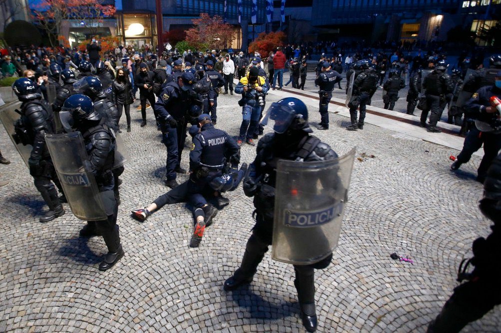 Danes so javno predstavili, da bodo pregon ljudi, kot so ga izvajali prejšnji mandat celo okrepili. Ali si želite še hujšega pregona v novem mandatu z agencijo ICE za pobijanje? To je njihov program za prihodnost. #represija