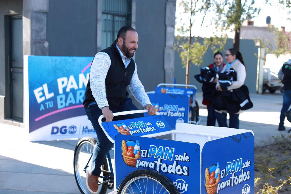 LaloSerranoZ's tweet photo. #LaserInformativo

#Durango|| #PAN sale a las calles, no somos un partido de escritorio: @mario14sm 

Con hechos y no con discursos, el @CDEPANDurango refrendó su compromiso de cercanía con la gente. El presidente estatal, Mario Salazar,  junto con la secretaria general @sofdr25 , dejaron claro que en Acción Nacional se gobierna y se legisla desde el territorio, no desde el escritorio.

En este marco, anunciaron el arranque de la campaña “El PAN a tu barrio”, un programa permanente que llevará cada fin de semana a colonias y fraccionamientos servicios gratuitos como vacunación, asesoría legal, orientación educativa y atención veterinaria, atendiendo necesidades reales de las familias duranguenses.
A esta estrategia se suma el Comité Directivo Municipal con el programa “El PAN sale para todos”, mediante el cual se ofrecerán productos de la canasta básica a precios accesibles, subsidiados por el partido. El presidente del CDM, @GeraSolis4 , explicó que este esquema recorrerá los seis distritos locales a través de unidades móviles rotuladas, acercando el apoyo directamente a los hogares.

Durante la rueda de prensa, el dirigente estatal Mario Salazar estuvo acompañado por la diputada federal @PatyJimenezD ; los diputados @FerRochaDgo , @Gabyvazquezch , Vero González, César Rivas y @AMojicaNarvaez ; así como por los regidores @diego8f , Adla Karam , @AlexGurrolaDgo y @nachoorrantedgo , quienes respaldaron esta estrategia de cercanía y trabajo territorial, refrendando que el PAN actúa en unidad y con presencia real en las colonias y fraccionamientos.