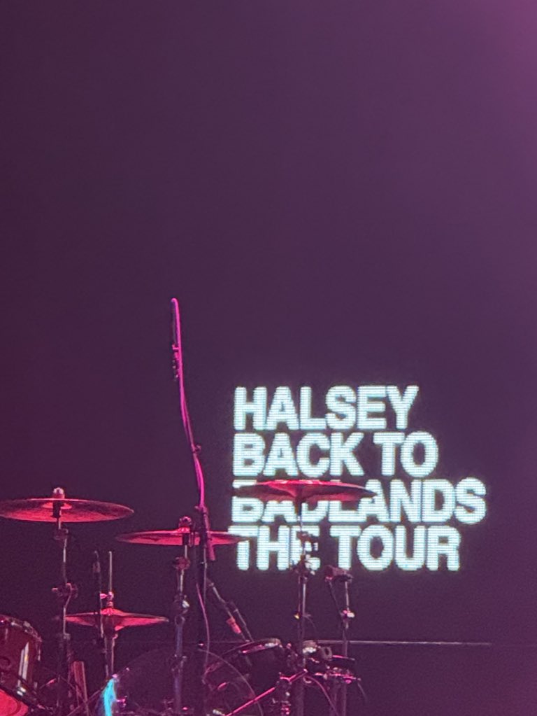 loverinhfk's tweet photo. see you soon my halsey ✨💗 https://t.co/q2e4qwTmfm