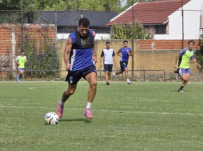 El plantel cervecero se entrenó esta mañana en el campo auxiliar, donde hizo trabajos tácticos ante juveniles. Juan Ignacio Capano estuvo en el Estadio Centenario pero sólo para despedirse de sus compañeros porque jugará a préstamo en Gimnasia y Tiro de Salta.