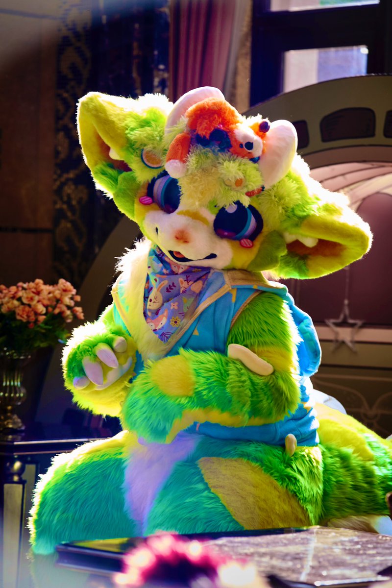 *在看我吗？(´,,•∀•,,`)

📸：@福橘
#furry #fursuit #furrycommission #fursuiteveryday