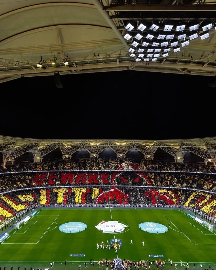 تعلمنا من الإتحاد أن نكون له :
المشجّعين العاشقين مهما كانت مستوياته !
فـ إسعاده لنا لم يكن بـ مباراة واحده أو ثنتين بل كانت بـ تاريخ طويل 
راح نبقى معك لو ظروفك اهلكتنا فـ تشجيعك ي عميد😪💛🖤

 #٦٠_الف_في_جحيم_الاتحاد