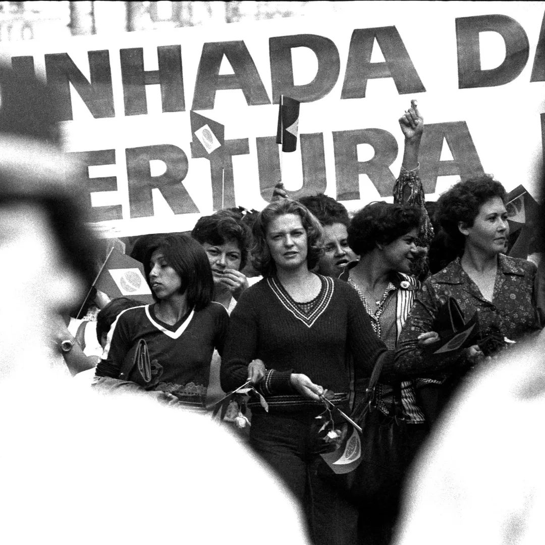 KriskaCarvalho's tweet photo. Nove anos sem Dona Marisa.
Dona Marisa não morreu, mataram Dona Marisa.

Como bem disse o presidente Luiz Inácio Lula da Silva:
“Marisa morreu triste pela canalhice, pela imbecilidade e pela maldade que fizeram com ela.”

Mulher de luta, a “bordadora de estrelas”, Dona Marisa foi fundadora do Partido dos Trabalhadores e esteve presente em todas as lutas, desde o início da construção do projeto popular que transformou o Brasil.

Durante a ofensiva política e judicial contra Lula, Dona Marisa foi transformada em alvo direto. Vasculharam sua vida pessoal, expuseram seus pertences, sua intimidade e sua história. Produziram e espalharam fake news absurdas, chegando ao ponto de inventar narrativas grotescas sobre sua vida e até sobre sua morte, numa campanha deliberada de desumanização.

Usaram um carnê de cooperativa habitacional para sustentar uma das maiores fraudes políticas da história recente, construída para criminalizar Lula, atacar a esquerda e justificar um golpe contra a democracia.

Nada foi poupado: sua família foi exposta, seus netos foram atacados e a violência simbólica se tornou cotidiana.
Isso tem nome: lawfare, misoginia e perseguição política.

Seu legado jamais será esquecido.
Se hoje temos um Partido dos Trabalhadores que mudou a vida do povo brasileiro, isso também é graças a Dona Marisa.