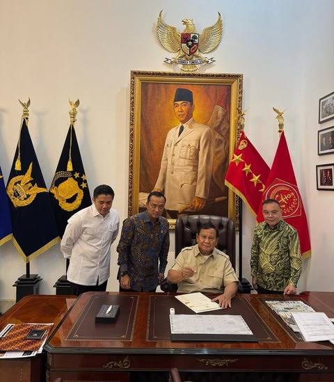 Cristoper1982's tweet image. Just burn General Sudirman's painting if there are still two states, Israel and Palestine.

@prabowo
@nahdlatululama
@muhammadiyah
@setkabgoid @DPR_RI
@ListyoSigitP
#DarkIndonesia #CivilSupremacy #BuildAwareness #RejectOccupationOfPeoplesLand
#FightStupidity #EpsteinFiles
