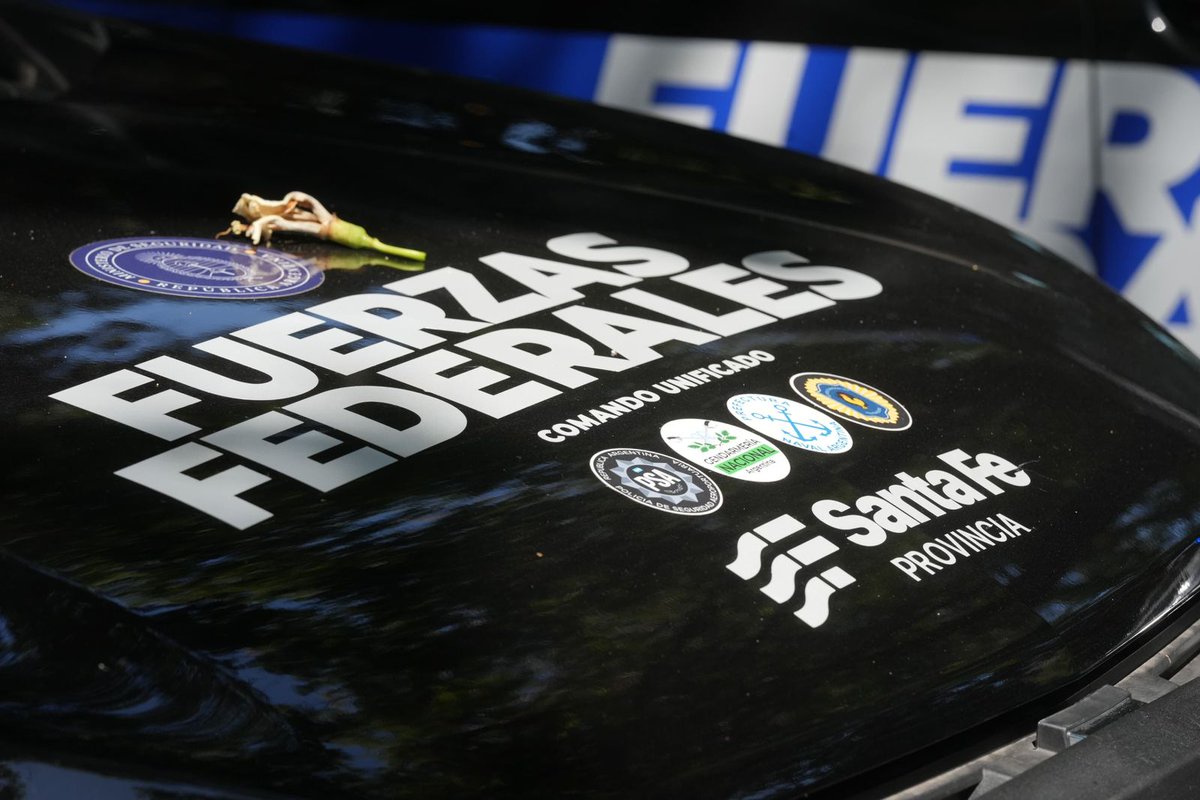 #Seguridad | Sumamos 100 patrulleros al despliegue federal en #Rosario

Más equipamiento, más presencia en el territorio y más coordinación para seguir recuperando la tranquilidad en la ciudad.

El gobernador <a href="/maxipullaro/">Maximiliano Pullaro</a>  encabezó en Rosario la entrega de 100 camionetas 0 km que