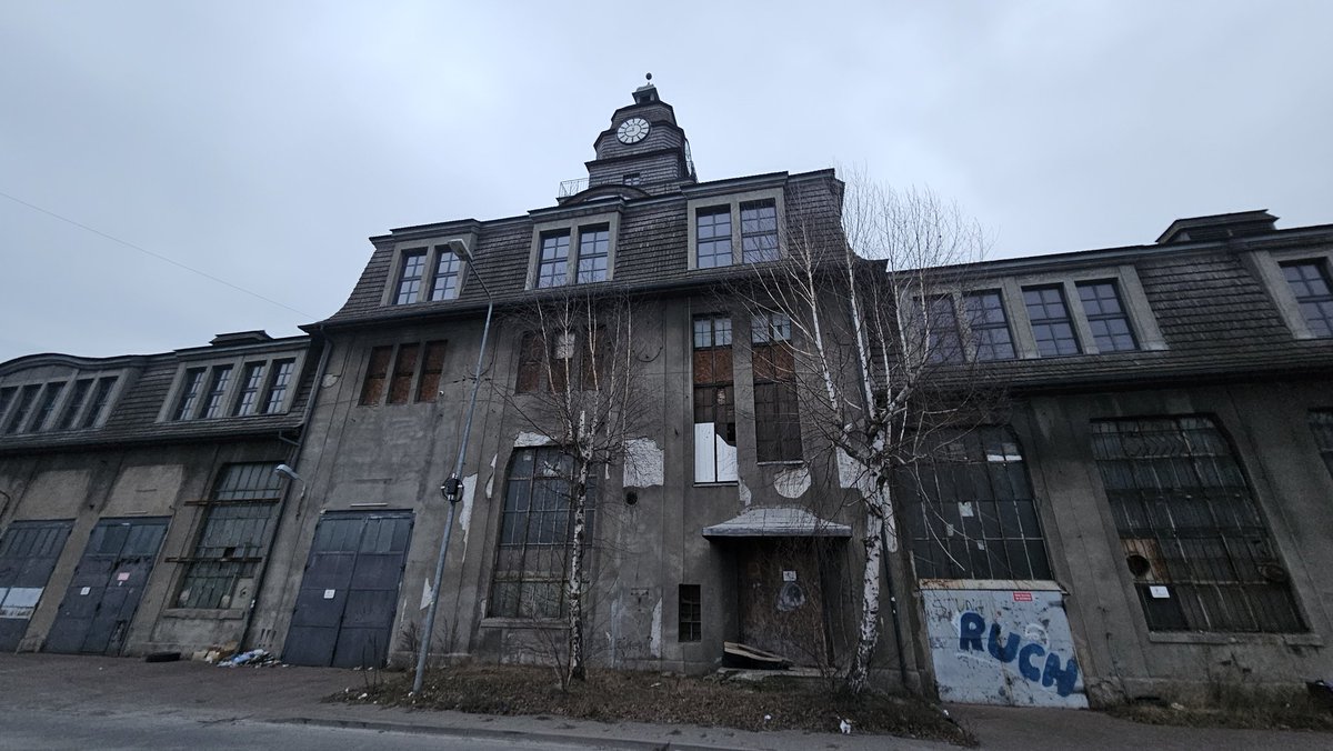 Odwiedziłem dziś Szopienice i okolice "śląskiego Czarnobyla", czyli huty, która truła tysiące ludzi. Muszę przyznać że przy takiej aurze te miejsca wyglądają jak ze Stalkera wyjęte. Oprócz familoków, te są super