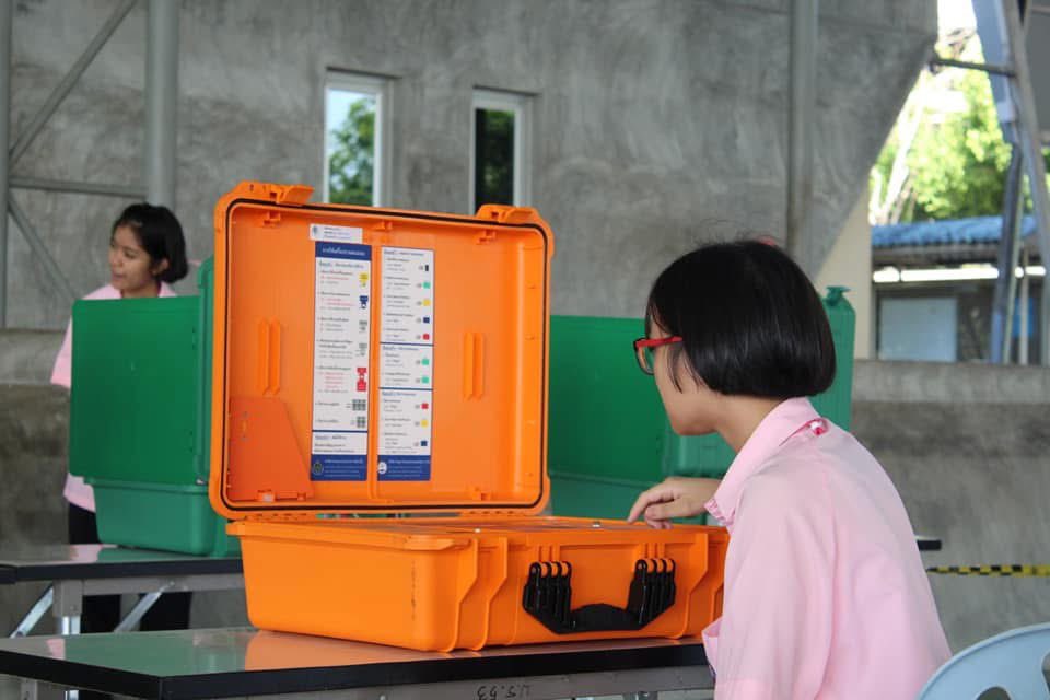 เคยสัมผัสเครื่องนี้ตอนเรียนมัธยมปี 62 ใช้เลือกประธานนักเรียน เลือกเช้า เที่ยงประกาศคะแนน จบ เริ่ด งงว่าอิกกต.ทำไมมันไปเอามาใช้