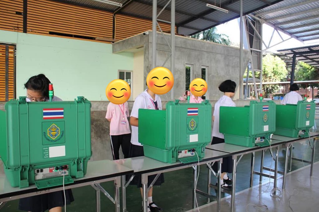 drunkkids_'s tweet image. เคยสัมผัสเครื่องนี้ตอนเรียนมัธยมปี 62 ใช้เลือกประธานนักเรียน เลือกเช้า เที่ยงประกาศคะแนน จบ เริ่ด งงว่าอิกกต.ทำไมมันไปเอามาใช้