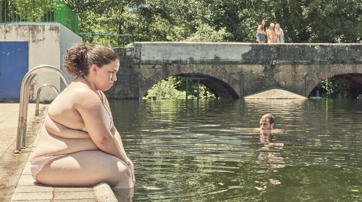 YUI3MOV's tweet image. いじめ加害者が目の前で拉致されました。
助けますか？見殺しにしますか？

太ってることを理由にクラスメイトからイジメの標的とされている主人公が、ある日、そのイジメ加害者たちが拉致される現場に遭遇して…な映画『PIGGY ピギー』アマプラで見れます。…