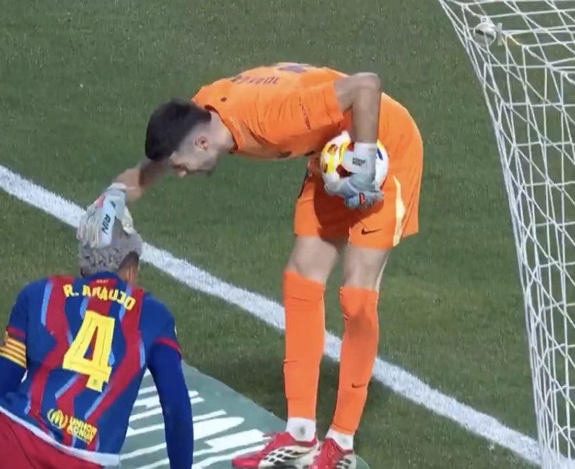 orgulloreal7's tweet photo. Con la pelota en juego Joan Garcia se va a felicitar a Araujo fuera del campo. El árbitro tuvo que pitar corner 😂😂 https://t.co/Ky3QreGOOB