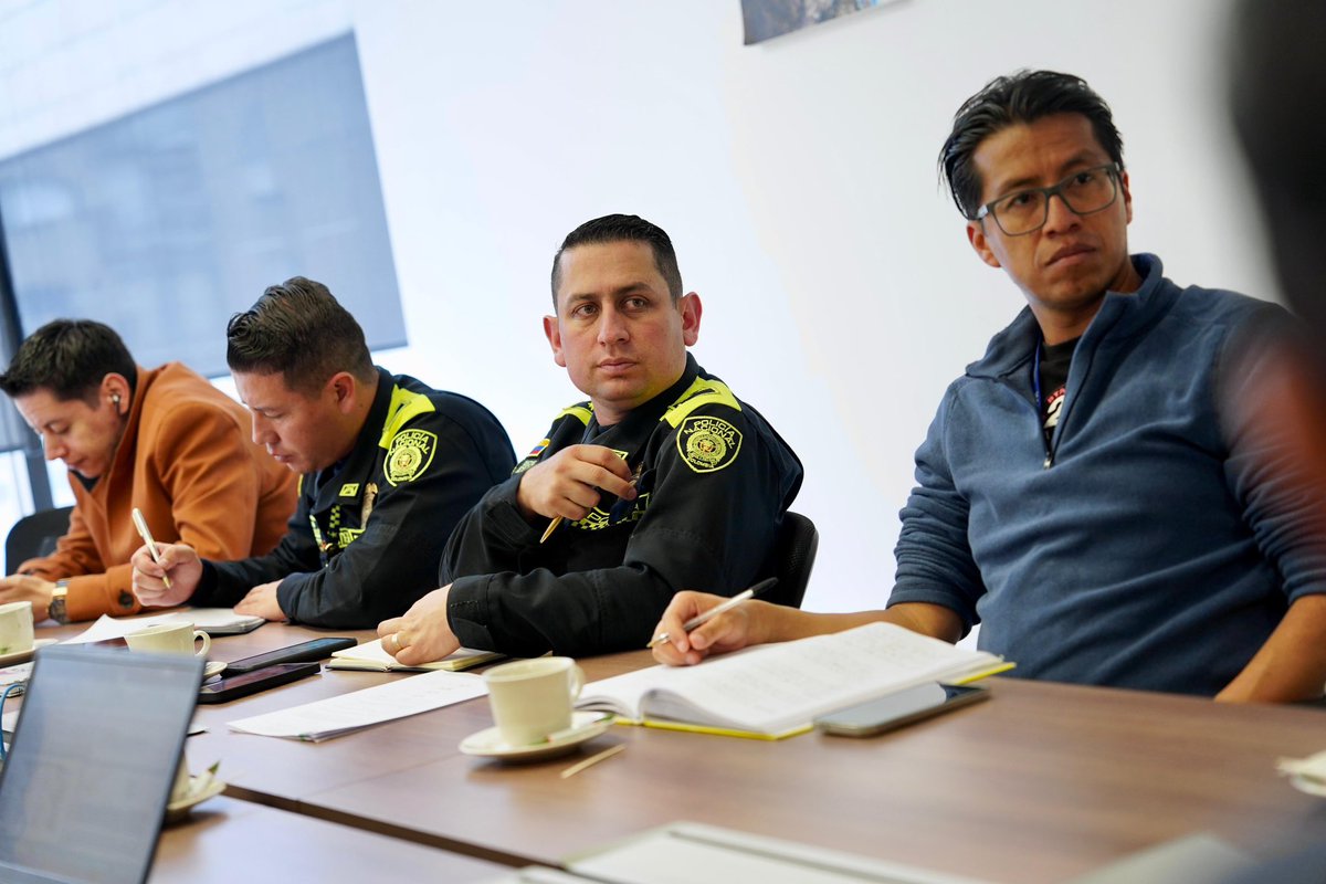 Avanzamos con <a href="/fedevolco/">FEDEVOLCO</a> y Asovolcun
en la revisión del piloto de carga por cubos en volquetas, una medida para enfrentar la evasión y el sobrepeso, proteger la infraestructura vial y reducir riesgos de siniestralidad.