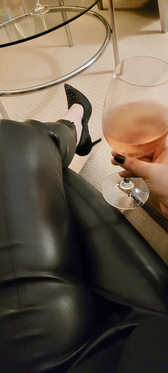 Imagine the noise of these pants… 💭 
#leather