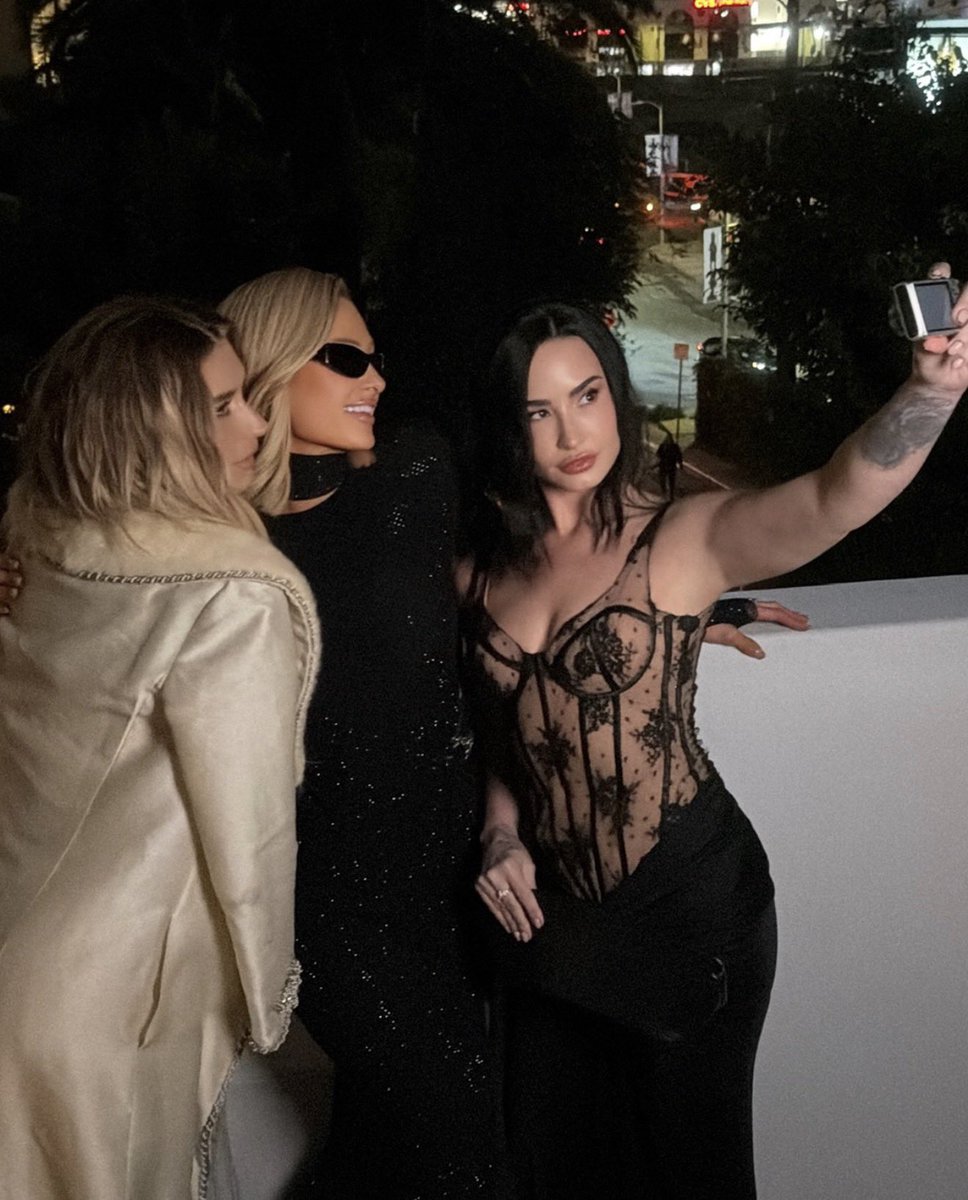 iDemirazziMx's tweet photo. parishilton: @Grammys después del anochecer con mis chicas 💫💖🥰 #IconsOnly https://t.co/jcBtFYLJto