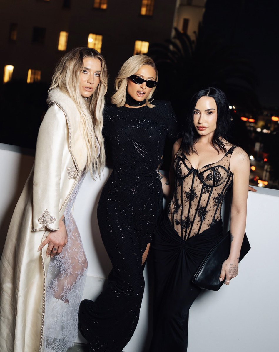 iDemirazziMx's tweet photo. parishilton: @Grammys después del anochecer con mis chicas 💫💖🥰 #IconsOnly https://t.co/jcBtFYLJto
