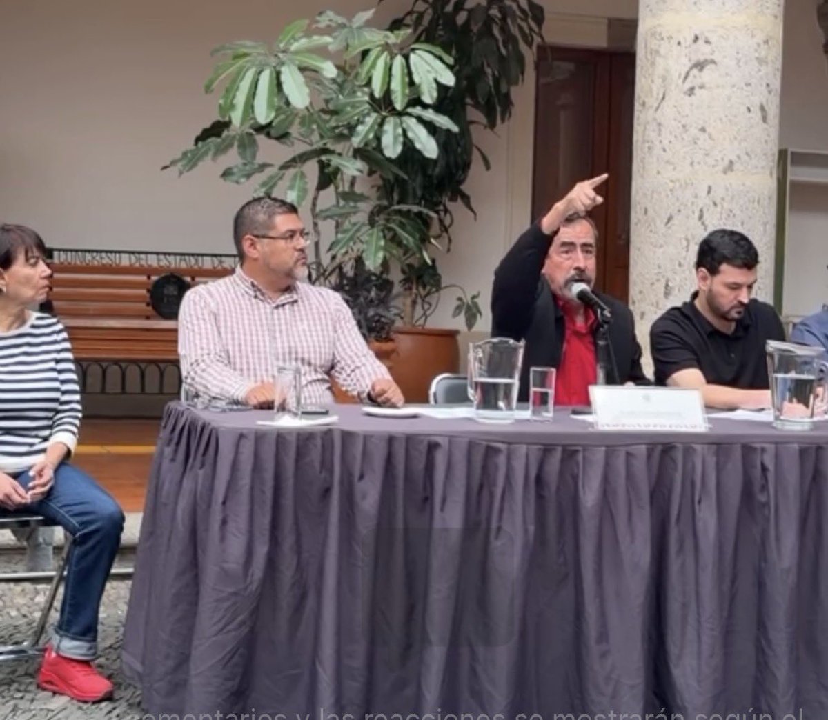 afondoJAL's tweet image. El PT convoca a medios para “defender” al diputado Leonardo Almaguer y termina exhibiéndolo. Antecedentes penales reales y admitidos, una defensa torpe de José Luis Sánchez y un ataque absurdo a la prensa, acusándola de ser “enviada” del gobernador. El pasado no se tapa con…