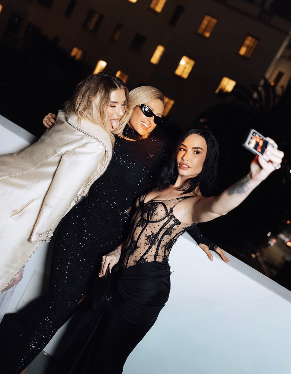 iDemirazziMx's tweet photo. parishilton: @Grammys después del anochecer con mis chicas 💫💖🥰 #IconsOnly https://t.co/o0MkouBjUf