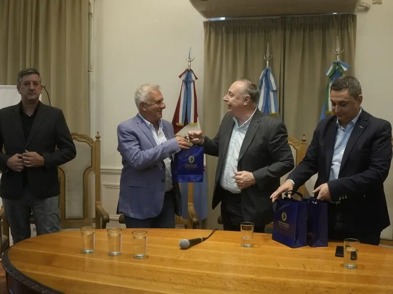 Accastello recibió al viceintendente de Alta Gracia, en el marco de la presentación de la 37ª edición del Encuentro Anual de Colectividades

📰 Leé la nota completa 👇🏻
elregionalvm.com.ar/noticias-villa…

#ElRegionalDiarioDigital #elregionalvm1 #muchomásqueinformación #Colectividades