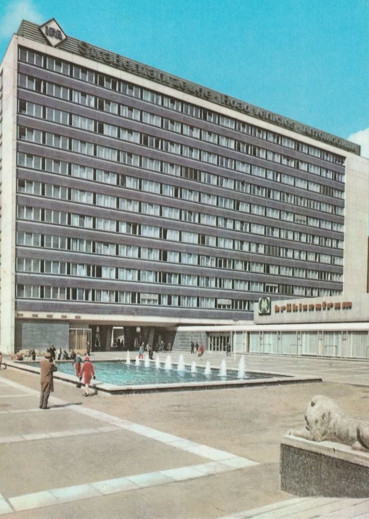 GDRvisuals's tweet image. Leipzig, 1960s.