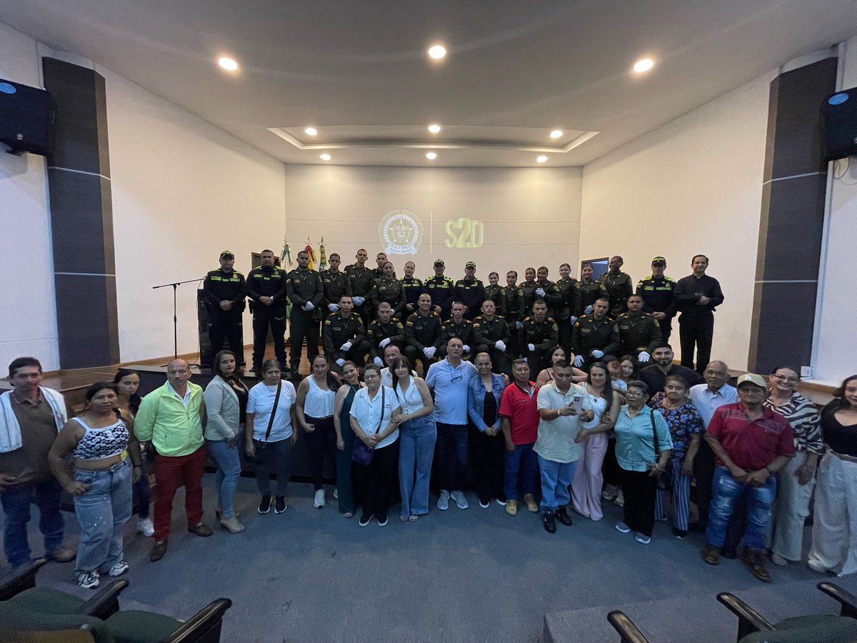 Hoy es un día especial para los nuevos Auxiliares de Policía y sus familias. Jóvenes valientes que inician un camino de servicio con vocación y compromiso, aportando a la seguridad y bienestar de los municipios de Risaralda. 👮‍♂️🇨🇴 <a href="/PoliciaColombia/">Policía de Colombia</a>