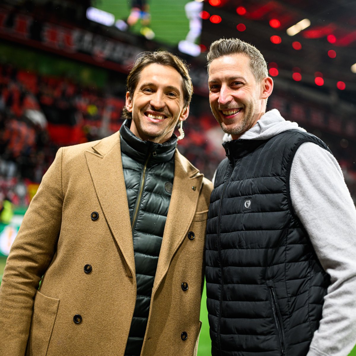 bayer04_en's tweet photo. Legends reunited! 🖤❤️ https://t.co/WSB6eijK7H