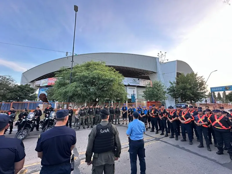 Más de 180 efectivos se encuentran abocados a tareas preventivas en todos los barrios y la zona costera 

📰 Leé la nota completa 👇🏻
elregionalvm.com.ar/noticias-villa…

#ElRegionalDiarioDigital #elregionalvm1 #muchomásqueinformación