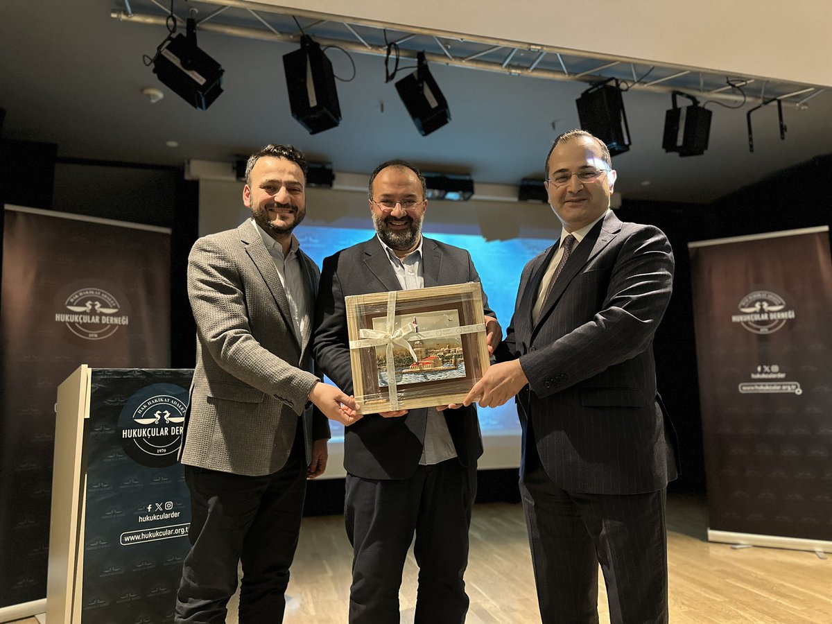 hukukcularder's tweet photo. “İstanbul Söyleşileri” program dizimizde, bu hafta rotamızı gönül coğrafyamızın en mahzun köşelerinden biri olan Doğu Türkistan’a çevirdik.
Değerli Gazeteci Yazar Taha Kılınç’ın anlatımıyla gerçekleştirdiğimiz “Doğu Türkistan: Kayıp Coğrafyanın İzinde” başlıklı söyleşimizde; bölgenin tarihî derinliklerini, kültürel zenginliğini ve güncel durumunu hukuki ve insani bir perspektifle değerlendirdik.
Unutulmaya yüz tutan hikâyelerin peşinden giderken, bir coğrafyayı sadece haritalarda değil, kalplerimizde ve adalet arayışımızda nasıl diri tutabileceğimizi istişare ettik.
Programımıza kıymetli vakitlerini ayıran Sayın Taha Kılınç’a ve katılım sağlayan tüm meslektaşlarımıza, öğrenci arkadaşlarımıza teşekkür ederiz.
Adaletin ve hakkaniyetin sesi olmaya, kültürel köprüler kurmaya devam edeceğiz.