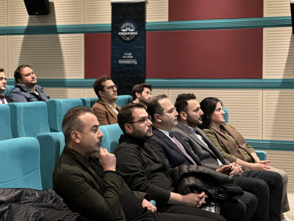 hukukcularder's tweet photo. “İstanbul Söyleşileri” program dizimizde, bu hafta rotamızı gönül coğrafyamızın en mahzun köşelerinden biri olan Doğu Türkistan’a çevirdik.
Değerli Gazeteci Yazar Taha Kılınç’ın anlatımıyla gerçekleştirdiğimiz “Doğu Türkistan: Kayıp Coğrafyanın İzinde” başlıklı söyleşimizde; bölgenin tarihî derinliklerini, kültürel zenginliğini ve güncel durumunu hukuki ve insani bir perspektifle değerlendirdik.
Unutulmaya yüz tutan hikâyelerin peşinden giderken, bir coğrafyayı sadece haritalarda değil, kalplerimizde ve adalet arayışımızda nasıl diri tutabileceğimizi istişare ettik.
Programımıza kıymetli vakitlerini ayıran Sayın Taha Kılınç’a ve katılım sağlayan tüm meslektaşlarımıza, öğrenci arkadaşlarımıza teşekkür ederiz.
Adaletin ve hakkaniyetin sesi olmaya, kültürel köprüler kurmaya devam edeceğiz.