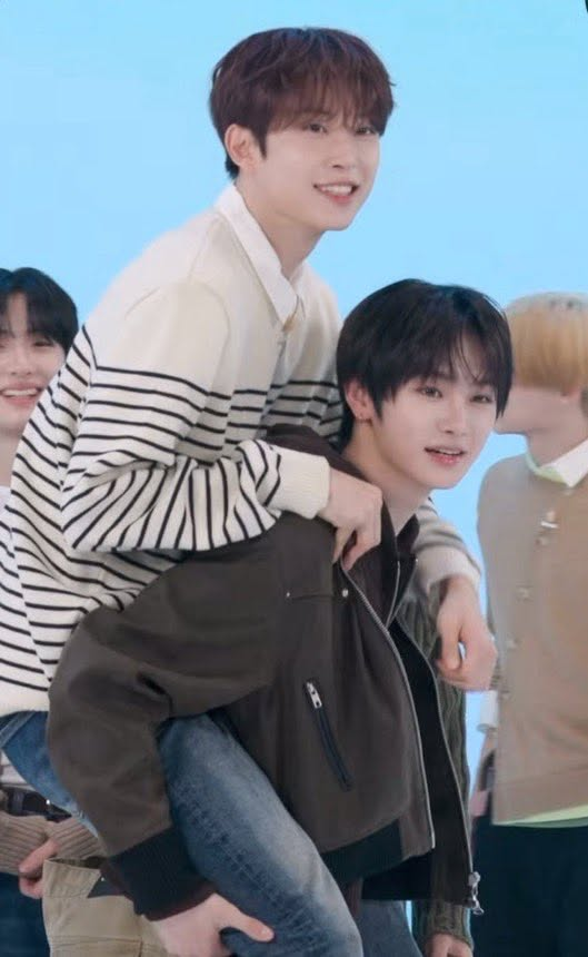 tokyosnowz's tweet photo. today thinking about sw visibly struggling while carrying ax who is the same size as him or even lighter but ax is not showing any signs of struggle carrying gw who is much bigger than him Hi https://t.co/VufTrq08oc