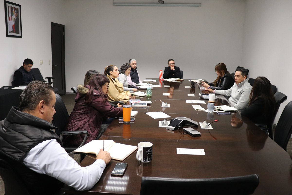 El secretario <a href="/ireyesm/">Iván Reyes Millán</a> en reunión semanal con los directores y encargados de áreas, dieron seguimiento a las actividades y labores internas y externas por atender durante los siguientes días en la <a href="/_SEZAMI/">Secretaría del Zacatecano Migrante</a> trazadas por el Gobernador <a href="/DavidMonrealA/">David Monreal Ávila</a> como parte del #AñoDelProgreso