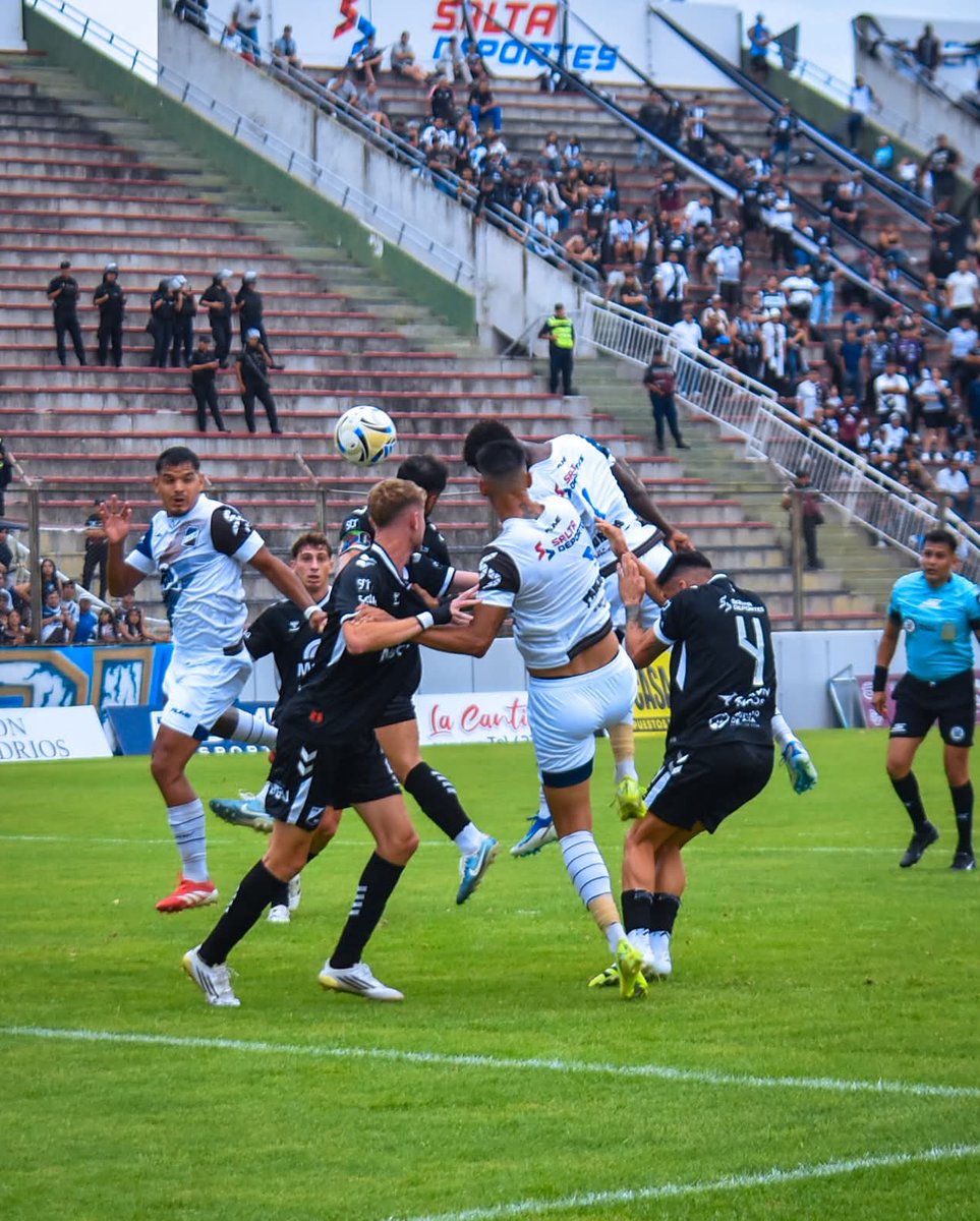 GRAN PRESENTACIÓN DE JUVENTUD EL DOMINGO PASADO 👌 

Ante un rival entre comillas "de una categoría superior" Juventud se plantó muy bien en la segunda parte y lo perdió en la tanda de penales. Esto es un gran avance en pocos días de pretemporada. 

VAMOS JUVENTUD 🔵⚪🟤