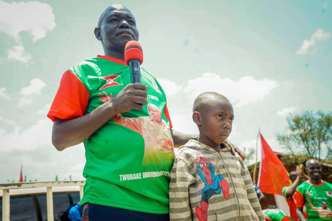 CnddFddButanyer's tweet photo. #Tangara 3/2/2026
BIratanganje cane,mugihe umunyamabanga wa @CnddFdd muntara ya #Butanyerera yariko abandanya agendera imitumba 6 yo muri komine #Tangara,yasanze umwana yasavye abavyeyi ahatera igiti c'ivoka barahamwima acafata ingingo yo kuritera munzu.
@R_Ndikuriyo 
@CnddFdd https://t.co/jaqFSeR2eH