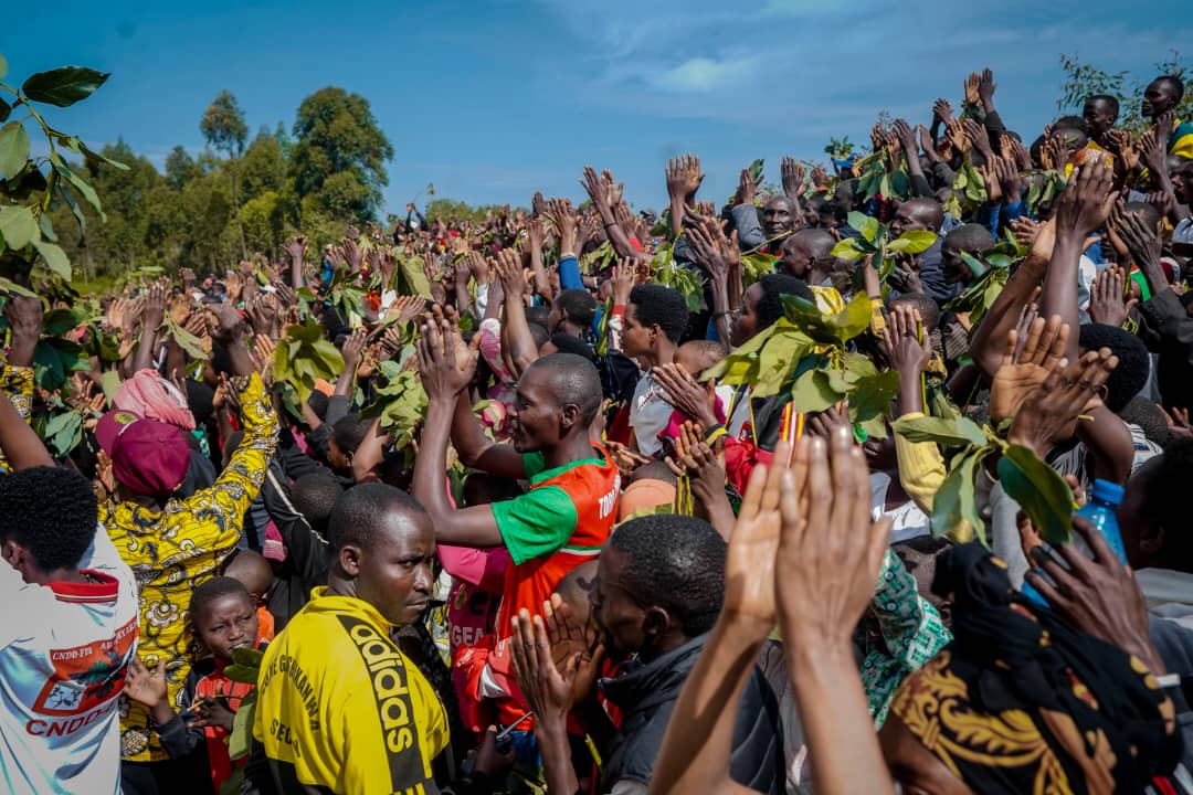 CnddFddButanyer's tweet photo. #Tangara 3/2/2026
BIratanganje cane,mugihe umunyamabanga wa @CnddFdd muntara ya #Butanyerera yariko abandanya agendera imitumba 6 yo muri komine #Tangara,yasanze umwana yasavye abavyeyi ahatera igiti c'ivoka barahamwima acafata ingingo yo kuritera munzu.
@R_Ndikuriyo 
@CnddFdd https://t.co/jaqFSeR2eH