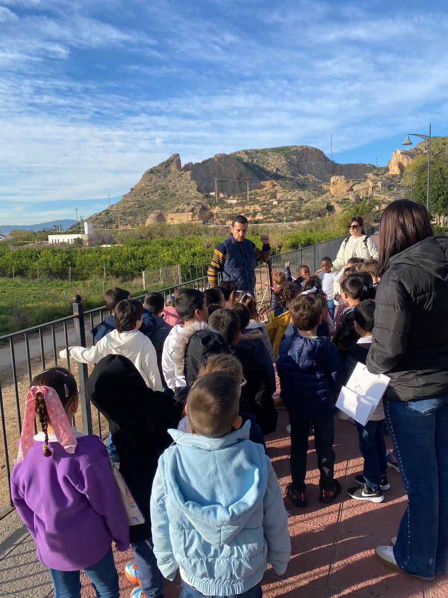 PSantomera's tweet photo. Acompañamos a los alumnos de infantil del CEIP Fuensanta Caravaca en el proyecto “Conoce Santomera” que todos los años realizan en el cole. Entre otras  actividades se ha convertido en un clásico el itinerario etnográfico por el entorno de la huerta. #Educaciónpatrimonial https://t.co/L9rbzdbDsy