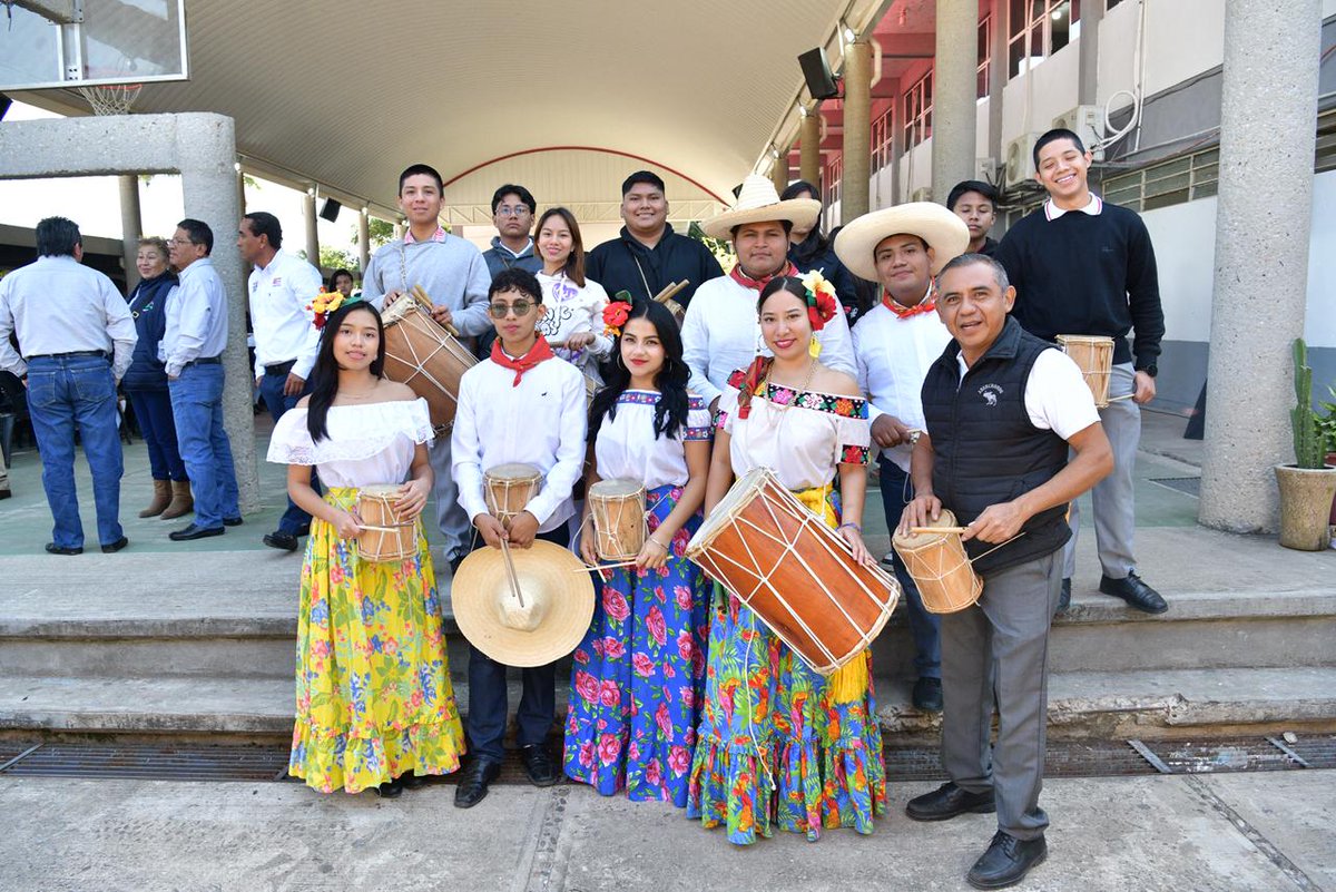 Más de 61 mil estudiantes regresan hoy a las aulas en el <a href="/CobatabJoven/">Colegio de Bachilleres de Tabasco</a>, por eso atendimos con gusto la invitación para participar en el inicio de semestre, en el Plantel 2, de Villahermosa. 

Desde el <a href="/Gobdetabasco/">GOBIERNO DE TABASCO</a>, reiteramos nuestro compromiso de seguir impulsando acciones