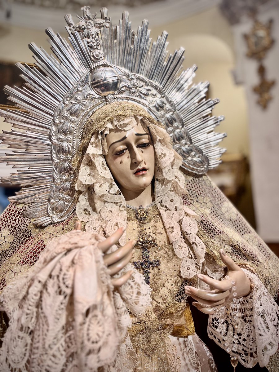 JAMoreno5's tweet photo. La Virgen del 𝑺𝑶𝑪𝑶𝑹𝑹𝑶 de la Venerable Archicofradía de Ntro. Padre Jesús Nazareno de Lucena @lacapilla_lcn en la Candelaria.

#elartedevestir #Lucena #LaCapilla #Lucena
#candelaria2026 #ViernesSanto #reinadesanpedromártir https://t.co/ctaRFiQZbt