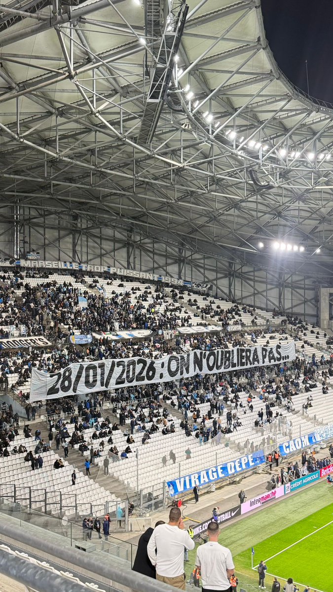 Footballogue's tweet photo. « 𝟮𝟴/𝟬𝟭/𝟮𝟬𝟮𝟲 : 𝗢𝗡 𝗡’𝗢𝗨𝗕𝗟𝗜𝗘𝗥𝗔 𝗣𝗔𝗦… » 😡

Les supporters de l’OM montrent leur mécontentement après l’élimination en LDC !! https://t.co/XNre868uit